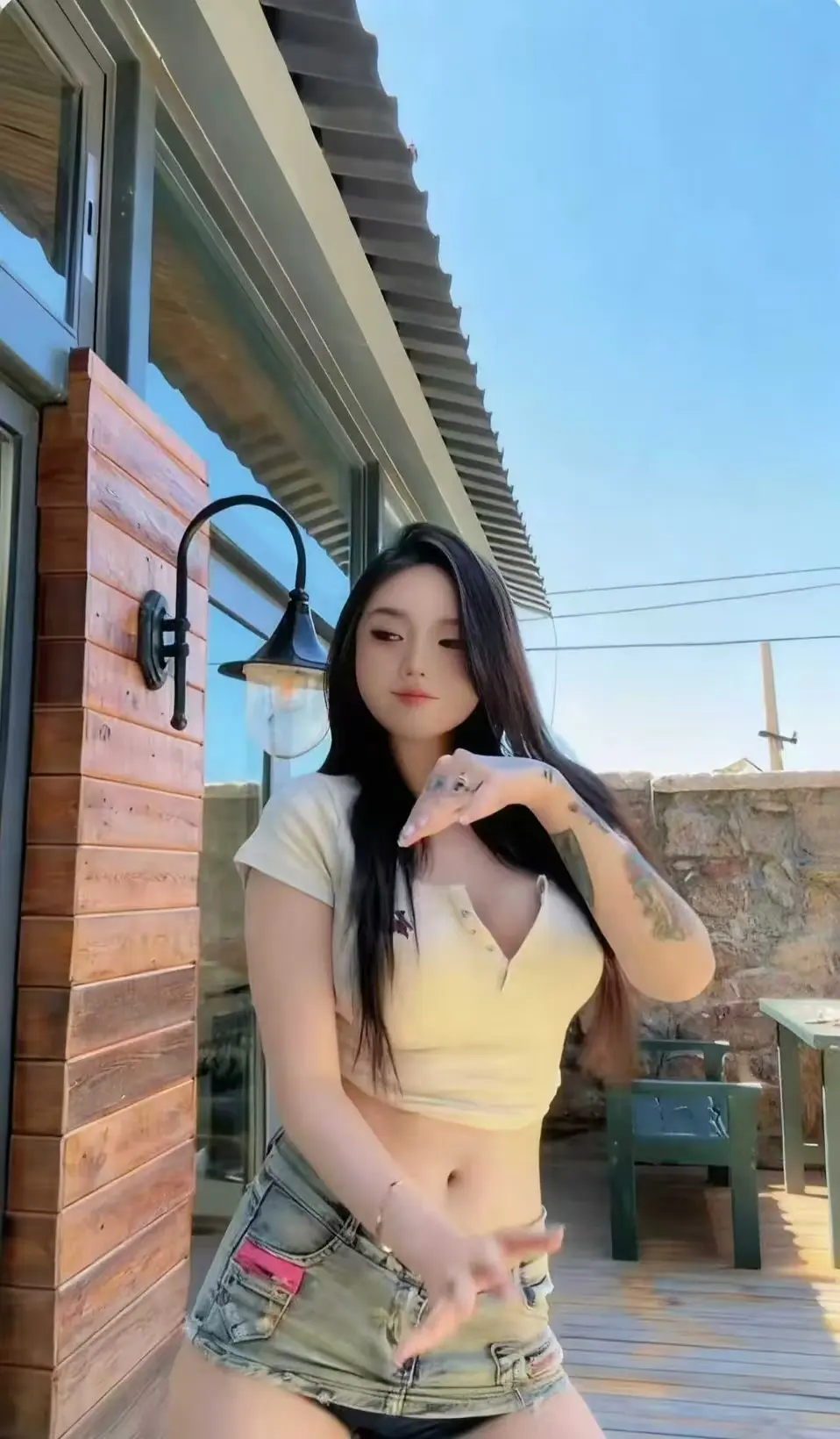 《Meena 成美男》高清全集免费观看-中文版未删减版本强势来袭-资源全面开放获取-在线看Meena成美男无广告体验
