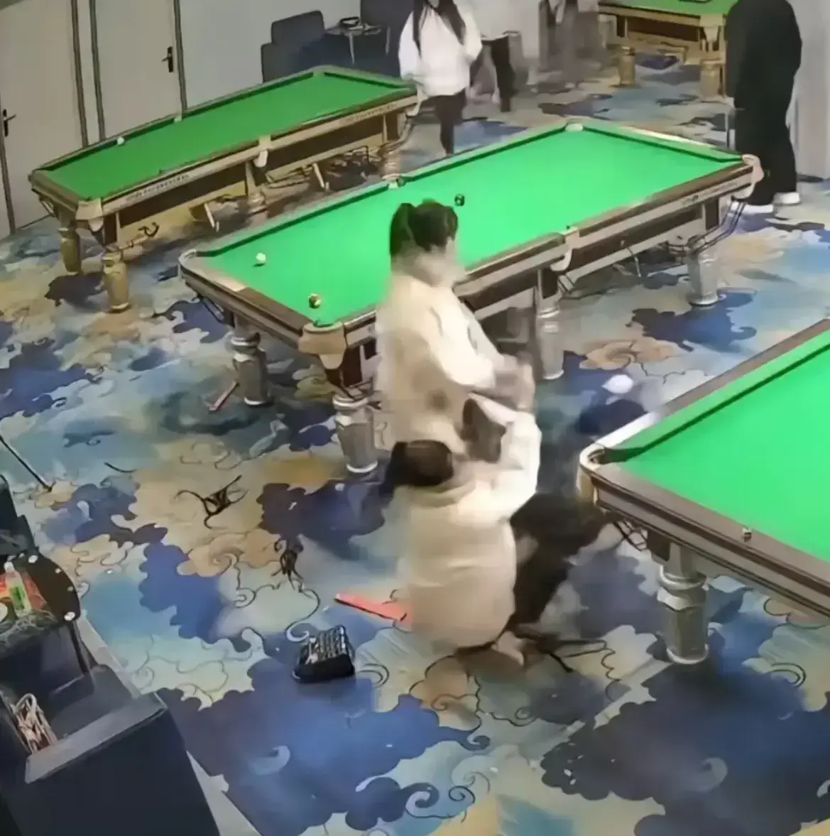 《台球厅双刀姐妹冲突事件》全集 - 冲突视频1080P高清画质 - 三名女子争执免费观看