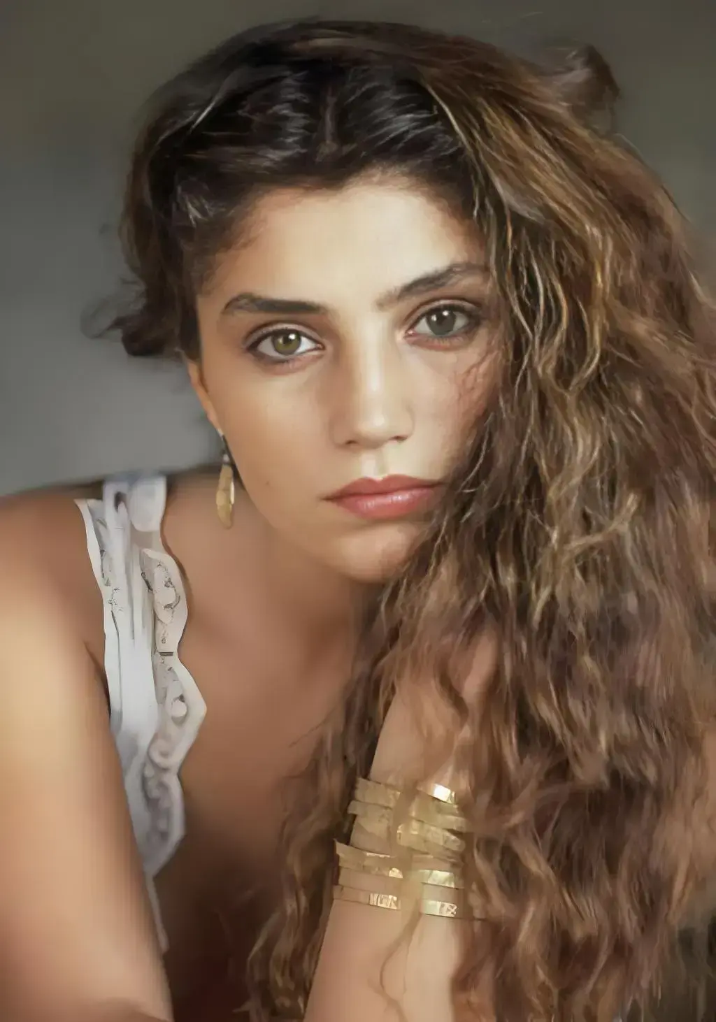 《美少女莫娜》高清全集免费在线看 - 未删减中文版网盘资源 - 美国经典电影HD高清修复超清完整版无广告