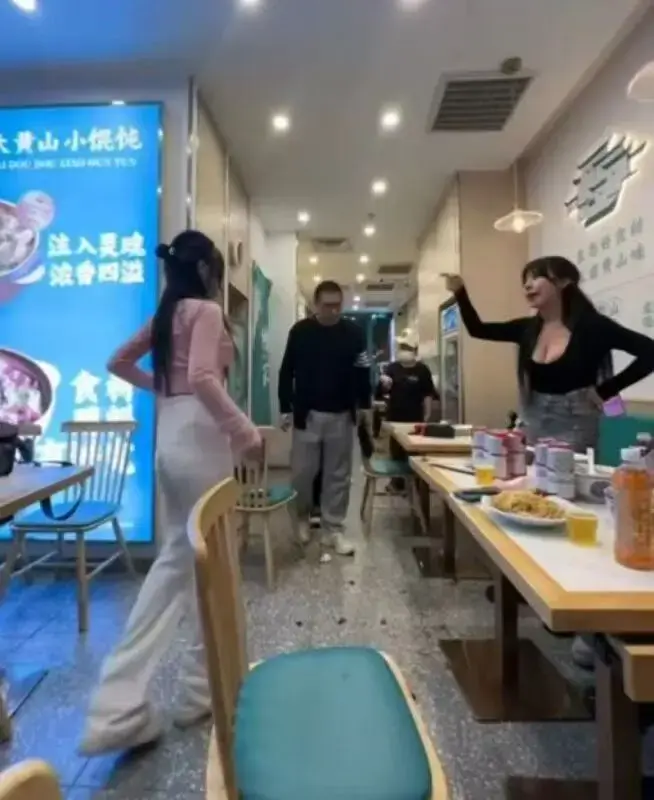 上海馄饨店两女子冲突实录 - 《大黄山馄饨店》监控视角完整版 - 比武实录高清无删减在线观看