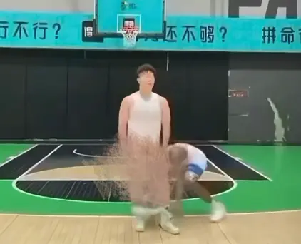 《牛教练的裤子》高清完整版-黑哥不讲武德偷袭牛教练-《牛教练的裤子》牛教练追黑哥谁犯规免费观看