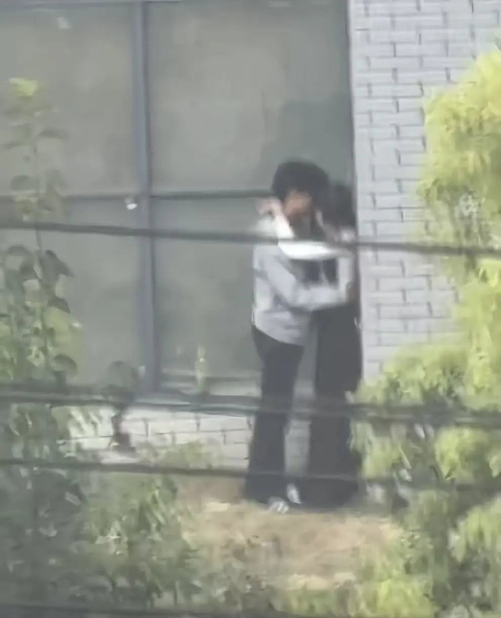 《蚌埠职教园情侣野外吃冰棒视频》完整版流出-抖音热播中现场画面引热议-蚌埠职教园情侣野外视频免费鉴赏